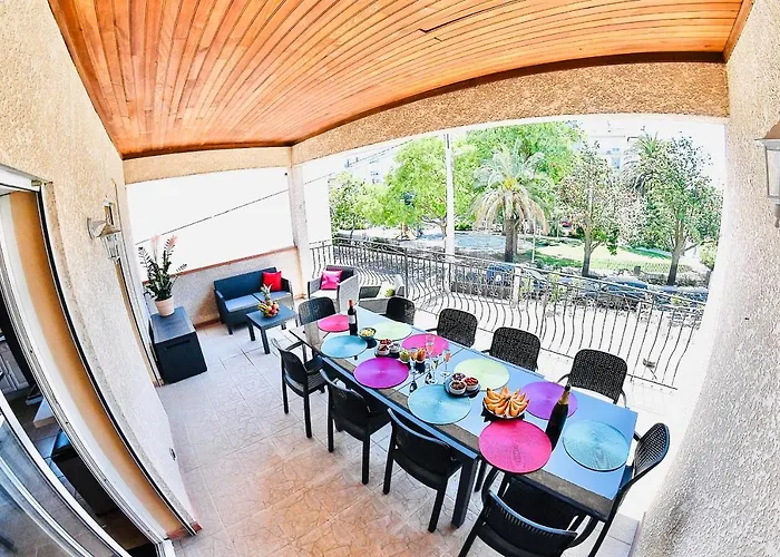 Spacieux T5, Terrasse, Proche Centre,Parking Prive